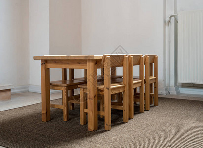 课堂或游戏小组中用于儿童使用的木制桌和6张椅子图片