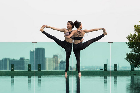 有两个有魅力的女人在做瑜伽为了身体健康图片