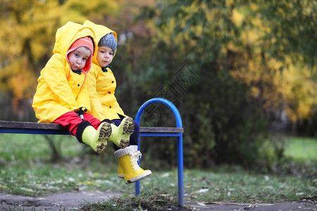 秋天公园的儿童白天穿着雨图片