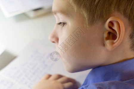 男孩手的特写镜头用铅笔在传统的白色记事本纸上手写英文单词男图片
