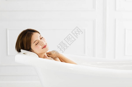 年轻漂亮的女人在浴缸里放松图片