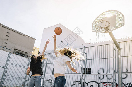 两个朋友一起打篮球图片