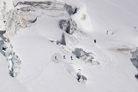 在勃朗峰地区的雪地上冰图片