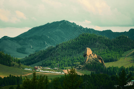 蒙古小村庄山图片