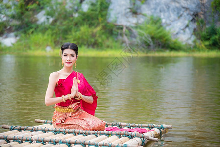 穿着泰国传统服装的美丽的亚洲女人坐在一起图片