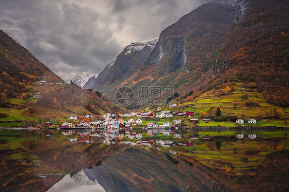 一艘Fjords观光游船于秋天离开挪威弗拉姆时拍摄的Fjords观图片