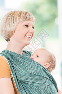 年轻母亲与孩子在婴儿中的孩子为更好的母图片