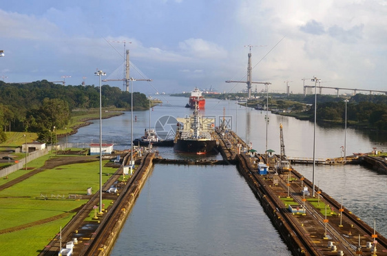 西行集装箱船准备进入巴拿马运河上的Gatun锁图片