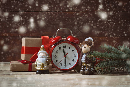 包装礼物圣诞玩具木本底的红钟落雪图片