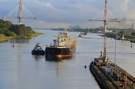 向西驶来的集装箱船正在准备进入巴拿马运河上的Gat图片