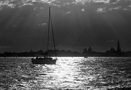 船在海中航行背光和黑白摄影效果图片