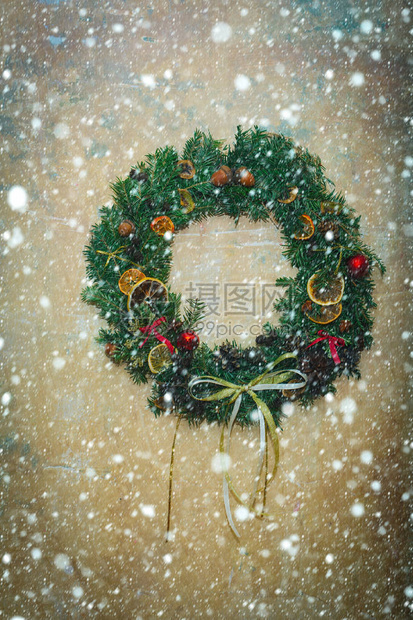 新年圣诞雪概念新年装饰圣诞枞树花环米色纹理墙背景上的装饰圣诞晚会庆祝活动寒假和图片