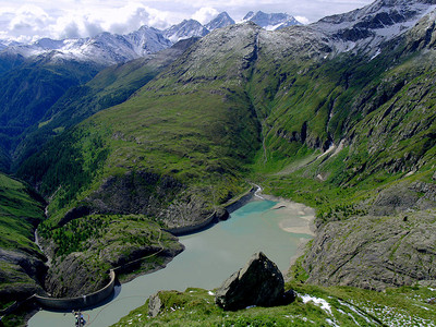阿尔卑斯山丘的一部分位于奥地利称为图片
