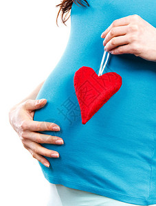 怀着红心和手在肚子上的孕妇图片