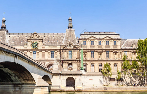 Louvre博物馆和Carousel桥的视图片