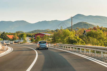 黑山巴尔干山脉的公路公图片