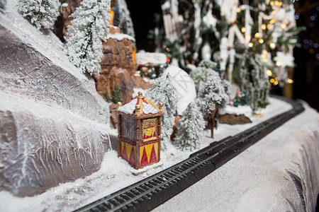 圣诞装饰大灰泥装饰儿童铁路冬季雪地铁轨山上森林斜坡和火车站售票图片