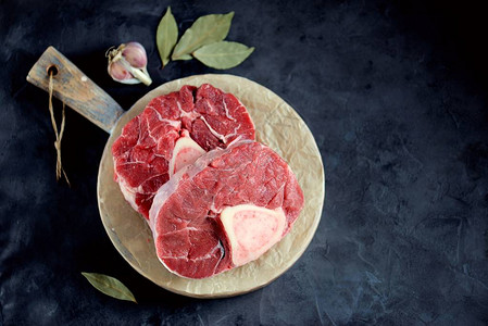 新鲜有机生菜牛肉Ossobuko在木图片