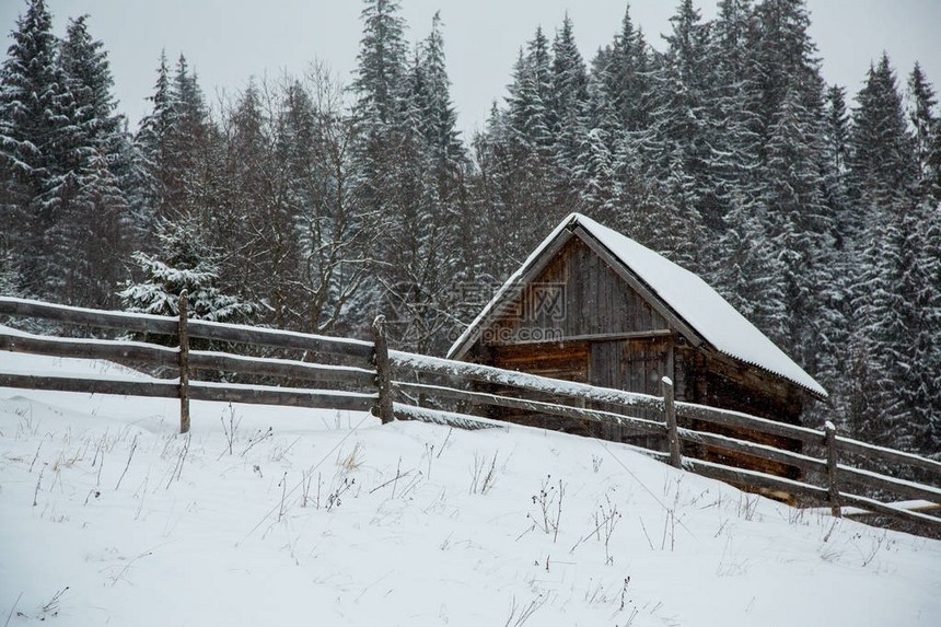 冬季山上村庄的全景充满了雪冬天风景自由与孤独的概念图片