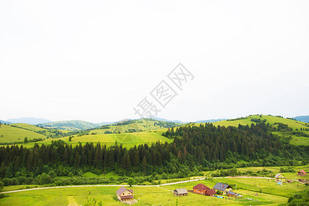 山的喀尔巴阡村庄在夏天图片