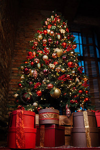 圣诞树下有很多礼物图片