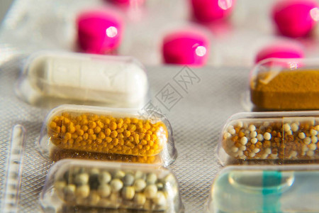 透明医药胶囊纳米技术未来医学概念中的多彩药高清图片下载-正版图片507442164-摄图网