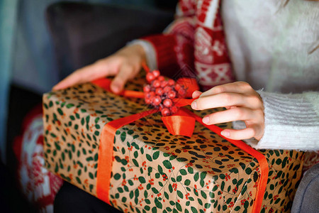 女手打开圣诞节或新年礼物盒图片