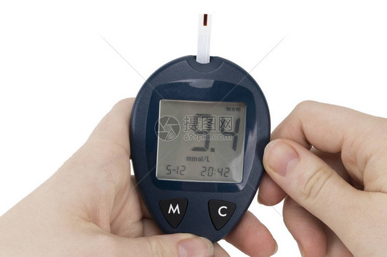医学糖尿病血糖保健和人的概念在家中用血糖仪和试纸检查血糖水图片