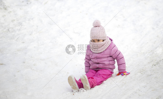 小孩子在雪地里玩耍图片