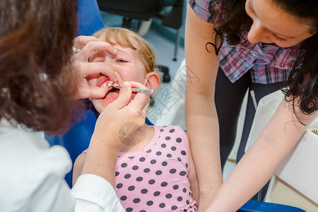 学龄前儿童在牙医办公室准备取出乳图片