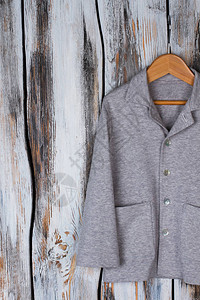 木衣架上的灰色衬衫适合年轻男孩的舒适棉质睡衣上工作室拍摄与质图片