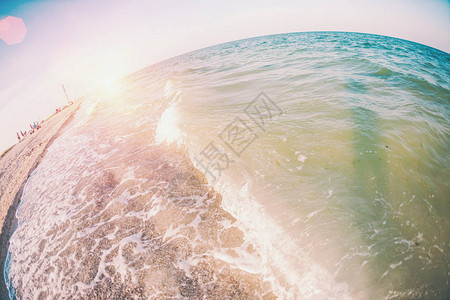 日落时的海岸海洋的海岸海浪在沙滩上破碎图片