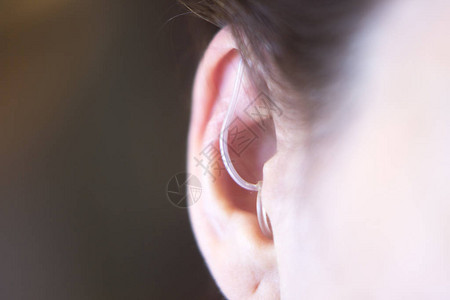 耳聋和听力困难患者耳聋助听器的现图片