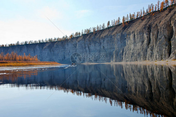 河上的乘船旅行者西伯利亚河上的秋季景观九月在河岸和鄂温克亚落叶松针叶林俄罗斯克拉斯诺亚图片
