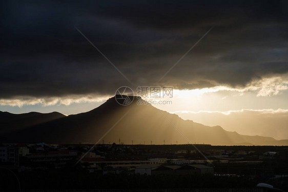 在特纳里夫的火山上美丽的日出户外拍图片