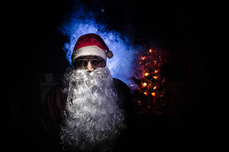 圣诞老人用传统背景望着镜头圣诞老人带来了圣诞礼物和选择焦点图片