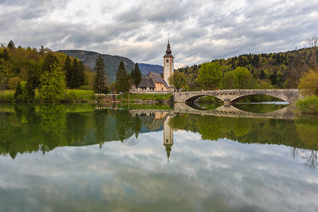 John是斯洛文尼亚朱利安阿尔卑斯州特里格拉夫公园Bled附近的博欣吉湖图片