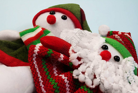 圣诞老人和雪人玩具穿着红色的圣诞节服装躺图片