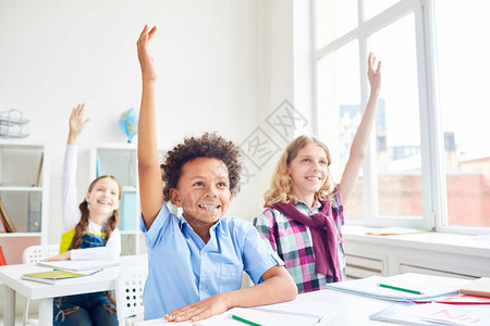 快乐和聪明的小学生在上课时图片