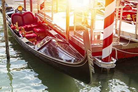 意大利威尼斯大运河阳光明媚的日子里码图片