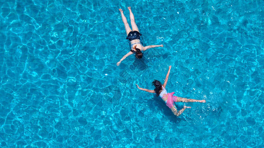 夏日里在酒店泳池游泳的人图片