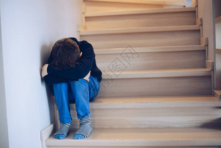 孤独的悲伤哭泣的孩子图片