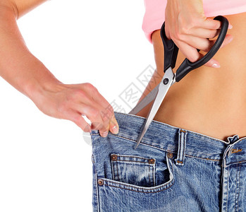 减肥的概念特写镜头的女人显示她的进步减肥在白色背景上隔离图片