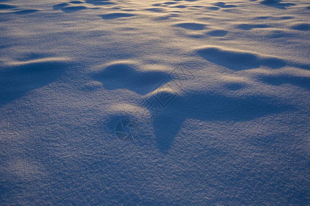 美丽的雪貌以的日落光照图片