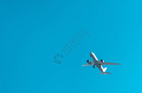 飞行在蓝天的大白色飞机图片