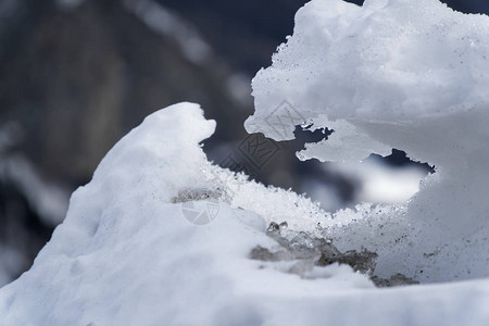 雪的冬季背景冰冻块的特写在下雪日上图片