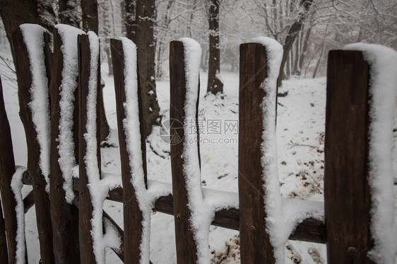 埃特纳火山在冬天与雪图片