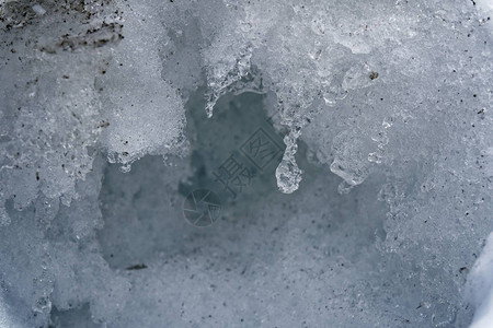 雪的冬季背景冰冻块的特写在下雪日上图片