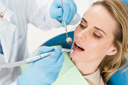 牙科医生在现代牙科诊所中的应用图片