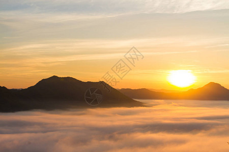 美丽的风景与山薄雾和太阳在早晨旅游背景图片